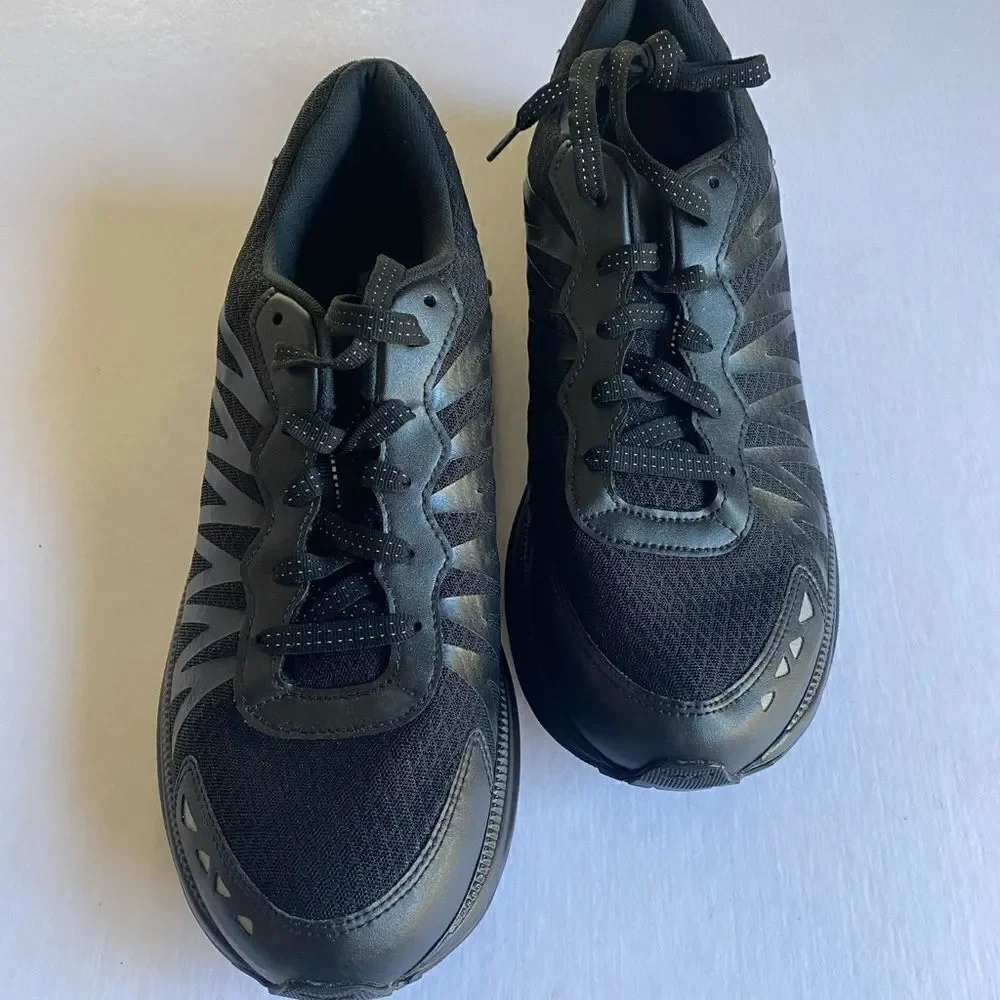 SAS Men’s Pursuit Black on Black Sneakers with Vibram Sole Size 9.5 NWOT.